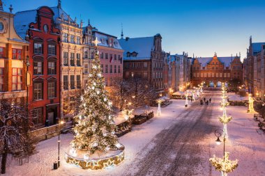 Polonya 'nın Gdansk kentindeki Yeşil Kapılı Noel ışıklarıyla Long Lane