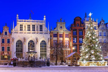 Karlı bir sabahta Noel ağacıyla Long Lane, Gdansk. Polonya