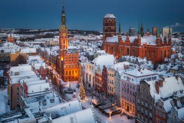 Karlı bir sabahta Gdansk 'ın ana kasabasında. Polonya