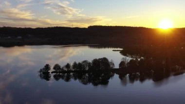 Wejherowo yakınlarındaki Orle Gölü üzerinde inanılmaz bir gün batımı. Polonya