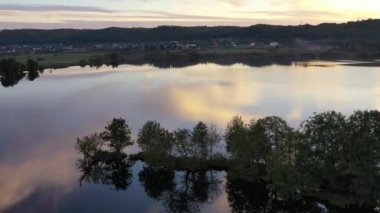 Wejherowo yakınlarındaki Orle Gölü üzerinde inanılmaz bir gün batımı. Polonya