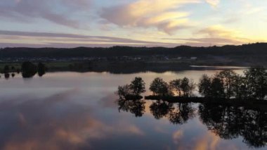Wejherowo yakınlarındaki Orle Gölü üzerinde inanılmaz bir gün batımı. Polonya
