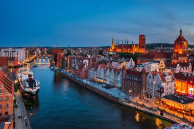 Gdansk, Polonya - 18 Temmuz 2024: The Main Town of Gdansk by the Motlawa River, Polonya.