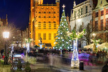 Gdansk, Polonya - 28 Aralık 2024: Polonya 'nın Gdansk kentinin ana caddesinde Noel aydınlanması.