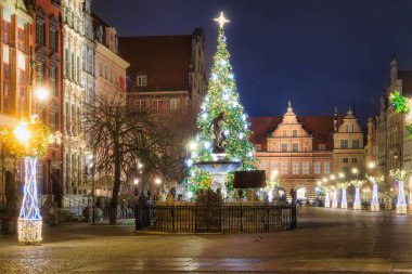 Gdansk, Polonya - 28 Aralık 2024: Polonya 'nın Gdansk kentinin ana caddesinde Noel aydınlanması.