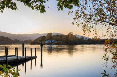 Alacakaranlıkta Göl Bölgesi 'ndeki güzel Derwentwater Gölü. İngiltere, İngiltere