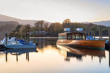 Alacakaranlıkta Göl Bölgesi 'ndeki güzel Derwentwater Gölü. İngiltere, İngiltere
