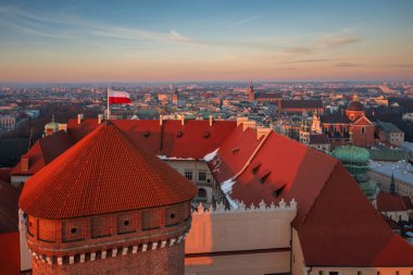 Krakow 'daki Kraliyet Wawel Şatosu kış günbatımında, Polonya