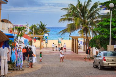 Playa Del Carmen, Meksika - 11 Temmuz 2011: Playa del Carmen, Meksika 'da dükkanları olan bir sokakta yaşayan insanlar.
