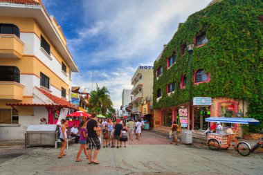 Playa Del Carmen, Meksika - 11 Temmuz 2011: Playa del Carmen, Meksika 'da dükkanları olan bir sokakta yaşayan insanlar.