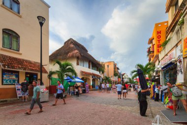 Playa Del Carmen, Meksika - 11 Temmuz 2011: Playa del Carmen, Meksika 'da dükkanları olan bir sokakta yaşayan insanlar.