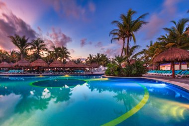 Playa del Carmen, Meksika - 11 Temmuz 2011 Playa del Carmen 'deki Riu Yucatan Oteli' nde lüks yüzme havuzu manzarası. Meksika