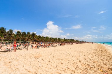 Playa del Carmen, Meksika - 11 Temmuz 2011: Playa del Carmen 'deki Riu Yucatan Oteli' nin güzel Karayip plaj bölgesi. Meksika