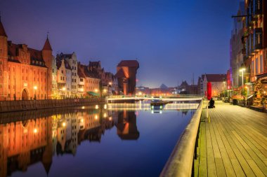 Gdansk, Polonya - 28 Aralık 2024: Polonya 'nın Gdansk kentinin ana caddesinde Noel aydınlanması.