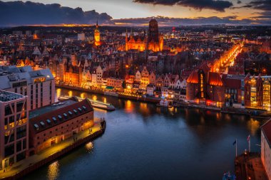 Gdansk, Polonya - 2 Ocak 2025: Gdansk 'taki Granary Adası, Motlawa nehri kıyısında kış günbatımında, Polonya