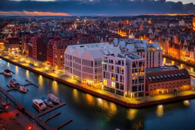 Gdansk, Polonya - 2 Ocak 2025: Gdansk 'taki Granary Adası, Motlawa nehri kıyısında kış günbatımında, Polonya