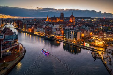 Gdansk, Polonya - 2 Ocak 2025: Gdansk 'taki Granary Adası, Motlawa nehri kıyısında kış günbatımında, Polonya