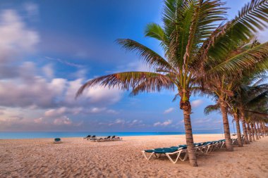 Bir Playa del Carmen Karayip Denizi, Meksika, sahilde gündoğumu