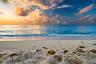 Bir Playa del Carmen Karayip Denizi, Meksika, sahilde gündoğumu