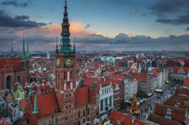 Gdansk 'ın ana kasabası, kış günbatımında. Polonya