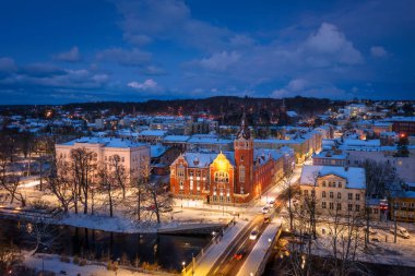 Polonya 'nın alacakaranlıkta Slupsk şehrinin kış manzarası.