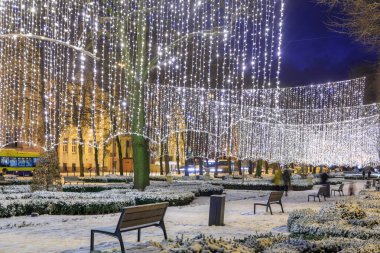Polonya 'nın alacakaranlıkta Slupsk şehrinin kış manzarası.