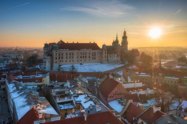 Krakow 'daki Kraliyet Wawel Şatosu kış günbatımında, Polonya