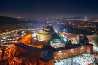 Kosciuszko Tepesi 'nin olduğu Krakow tepesi gece aydınlandı. Polonya