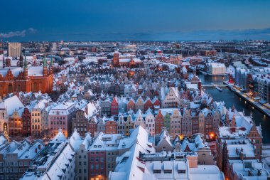 Karlı bir sabahta Gdansk 'ın ana kasabasında. Polonya