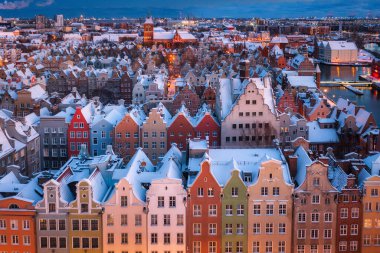 Karlı bir sabahta Gdansk 'ın ana kasabasında. Polonya