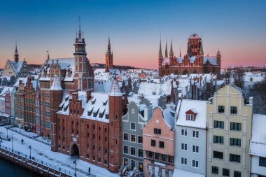 Karlı bir sabahta Gdansk 'ın ana kasabasında. Polonya