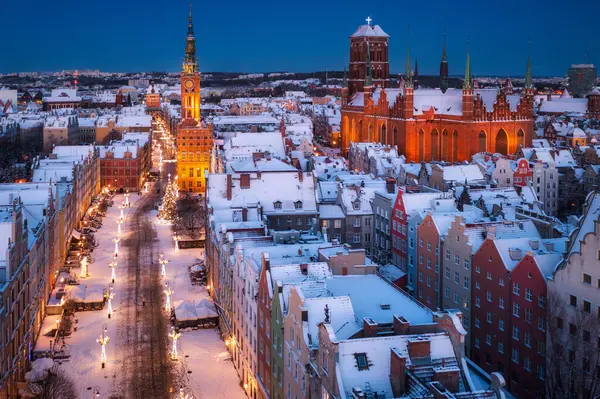 Karlı bir sabahta Gdansk 'ın ana kasabasında. Polonya