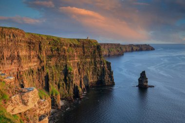 County Clare, İrlanda 'daki Moher Kayalıkları üzerinde güzel bir günbatımı.