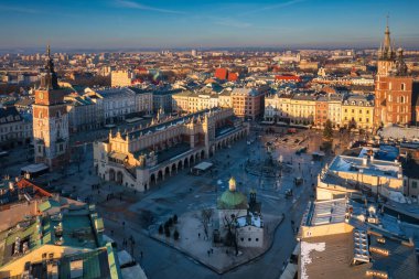 Batan güneşin ışığında Krakow 'daki Ana Pazar Meydanı. Polonya