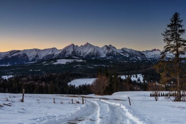 Gün doğumunda Tatra Dağları 'nın kış manzarası. Polonya