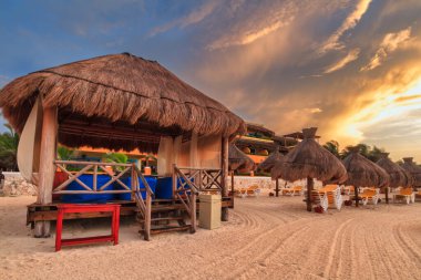 Playa del Carmen, Meksika - 12 Temmuz 2011: Playa del Carmen 'deki Iberostar Waves Quetzal' daki güzel Karayip plaj bölgesi. Meksika