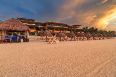 Playa del Carmen, Meksika - 12 Temmuz 2011: Playa del Carmen 'deki Iberostar Waves Quetzal' daki güzel Karayip plaj bölgesi. Meksika