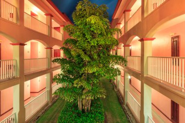 Playa del Carmen, Meksika - 13 Temmuz 2011 Playa del Carmen 'deki Riu Yucatan Oteli' nin güzel mimarisi. Meksika