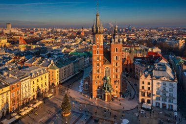 Krakow, Polonya - 17 Ocak 2025: Krakow 'daki Ana Pazar Meydanı batan güneşin ışığında. Polonya