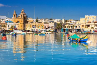 Malta 'nın Marsaxlokk köyünde geleneksel balıkçı tekneleri
