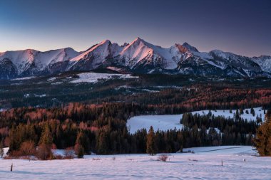 Gün doğumunda Tatra Dağları 'nın kış manzarası. Polonya