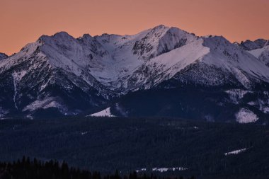 Gün doğumunda Tatra Dağları 'nın kış manzarası. Polonya