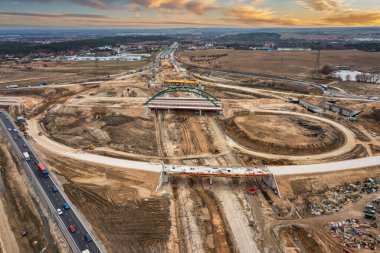 Gdansk Güney kavşağının inşaatı. Yeni Tricity metropolitan çevre yolunda. Polonya