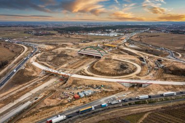 Gdansk Güney kavşağının inşaatı. Yeni Tricity metropolitan çevre yolunda. Polonya