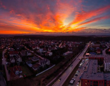 Polonya 'daki Rotmanka köyünün üzerinde inanılmaz bir gün batımı.