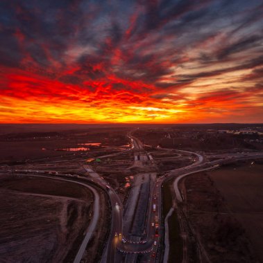 Gdansk Güney kavşağının inşaatı, gün batımında Tricity metropolitan çevre yolunda. Polonya