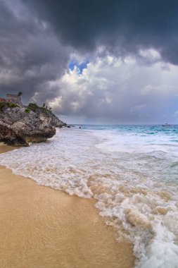 Meksika, Tulum 'daki Karayip denizinde güzel bir sahil..