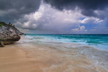 Karayip Denizi 'ndeki dramatik Tulum Sahili, Meksika