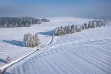 Kışın Podhale 'de donmuş çayırların güzel manzarası. Polonya