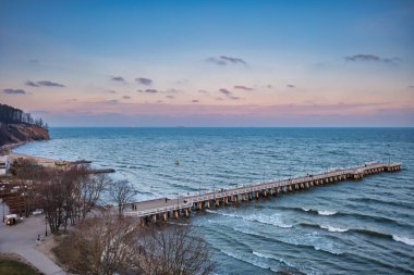 Gün batımında Gdynia Orlowo 'daki Baltık Denizi sahili havası. Polonya